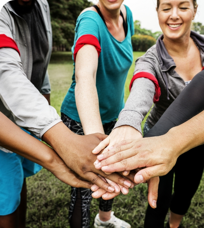 Équipe de sport empilant leurs mains