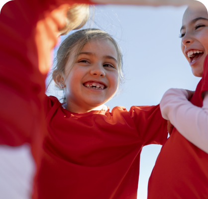jeunes filles souriantes en tenue de sport