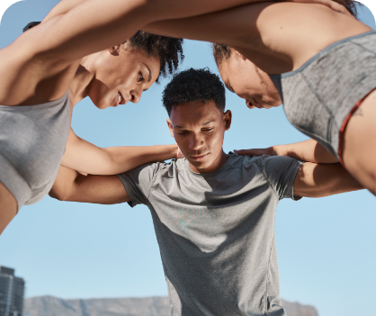jeunes gens qui se tiennent par les épaules pour s'encourager