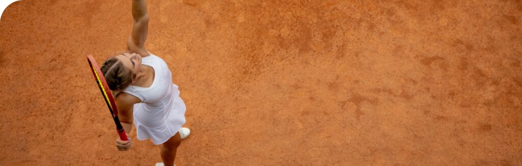 joueuse de tennis qui s'apprête à servir sur un cours de tennis