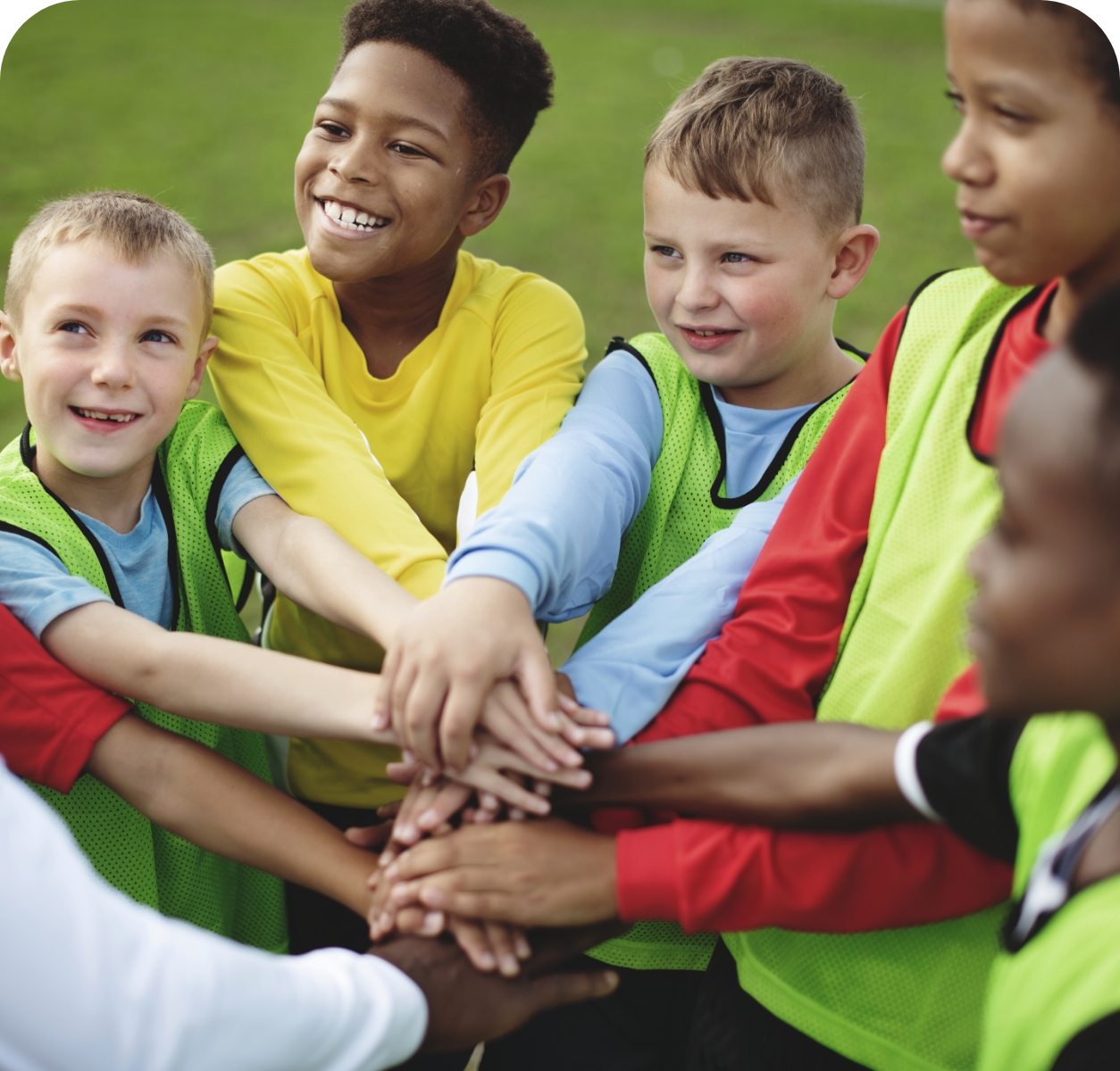 enfants sportifs se tenant la main pour s'encourager
